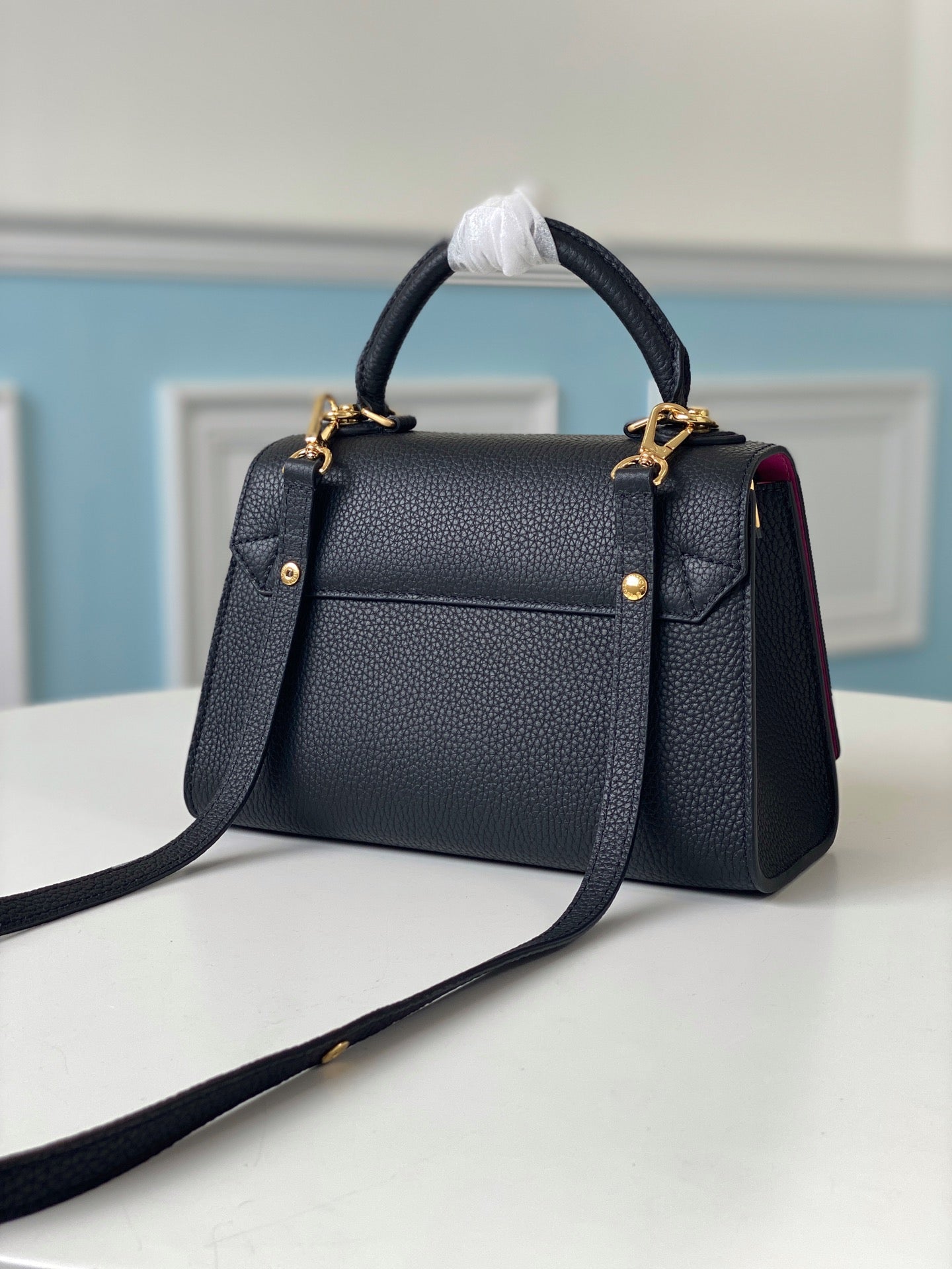 M57093 路L家-Twist One Handle 小號手袋 黑色