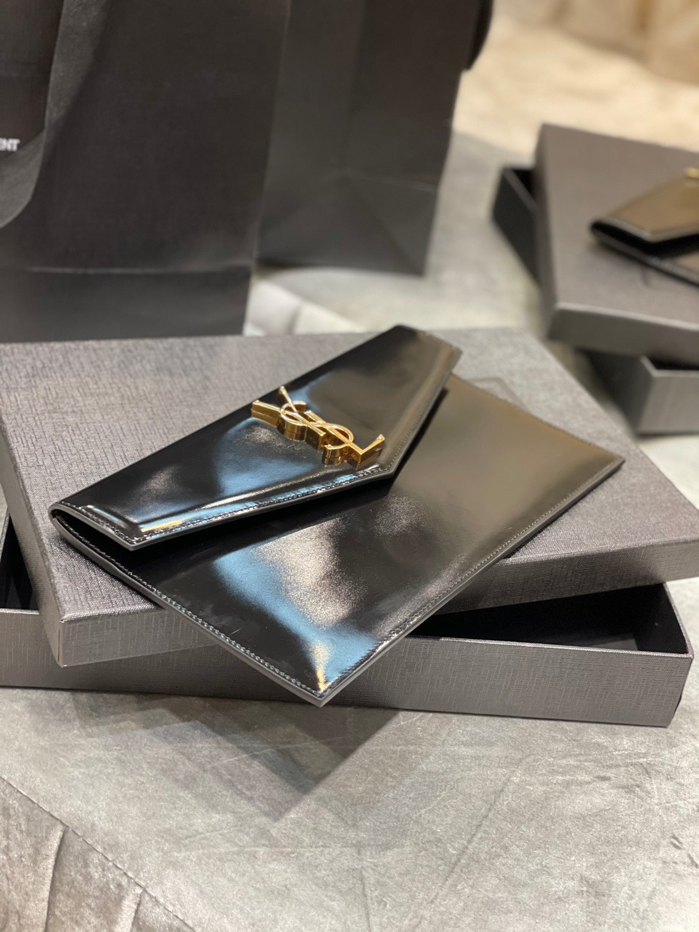 YSL ptown_新品手拿包-黑光滑皮金釦