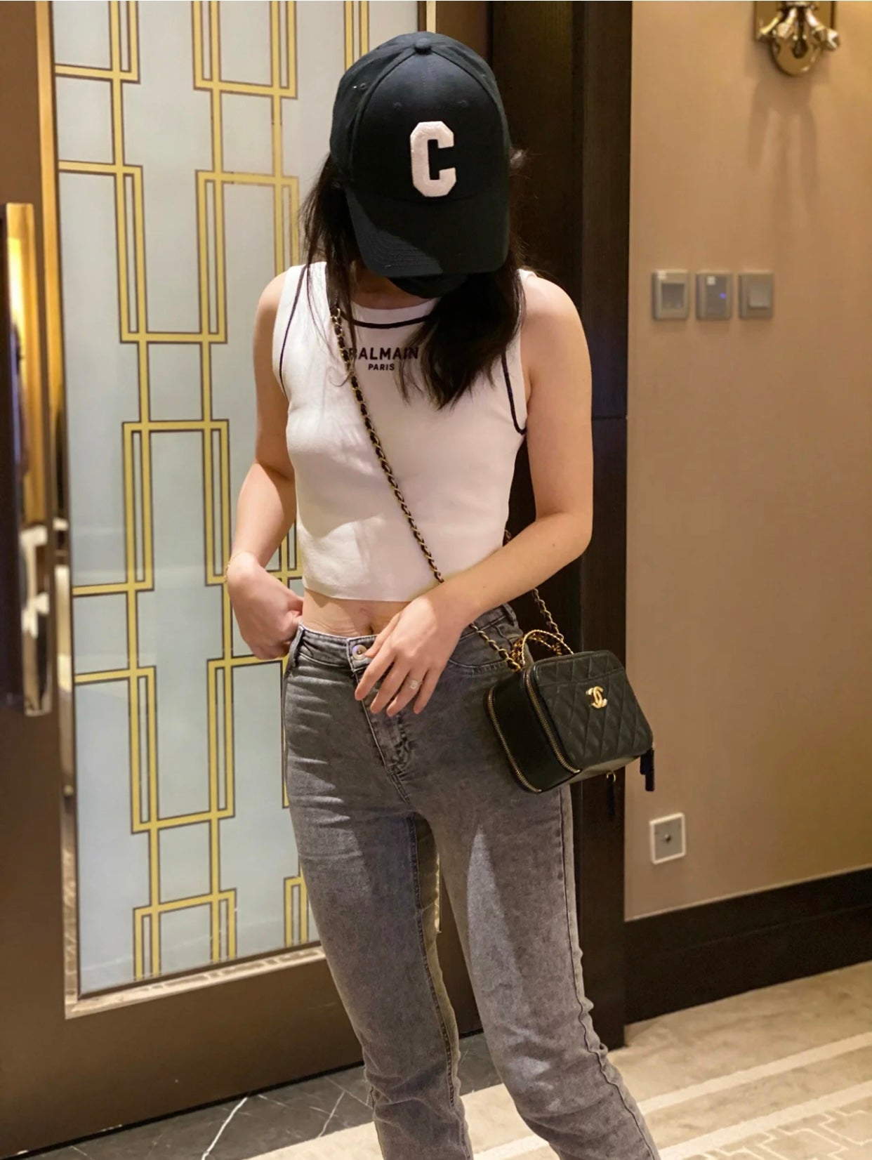 小香家-新款字母手柄相機包 盒子包 上身圖