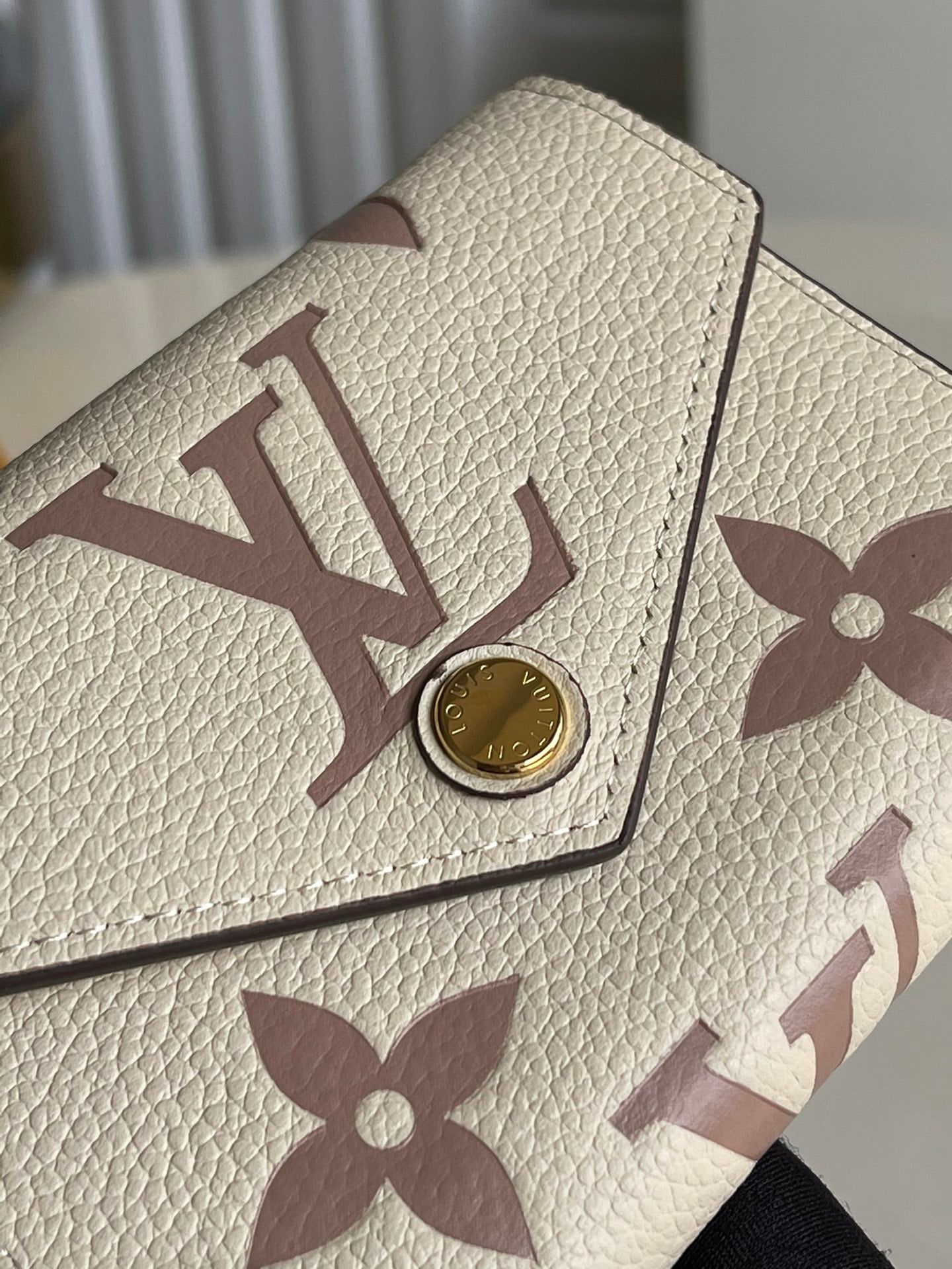 LV M80086 VICTORINE 三折短夾