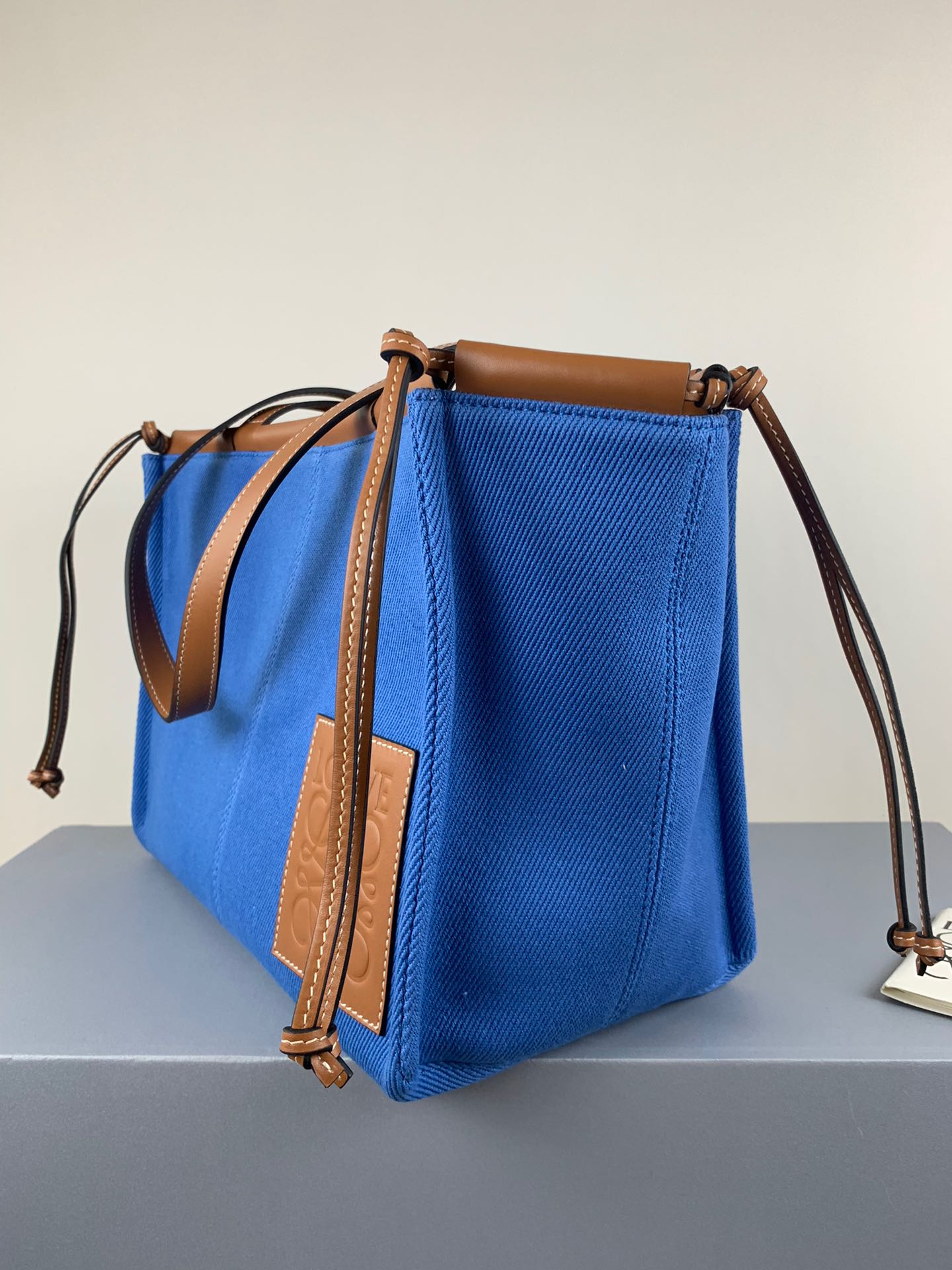羅L威-Cushion tote 藍色棕皮