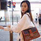M44391 路L家-Dauphine 郵差包 上身照 中號