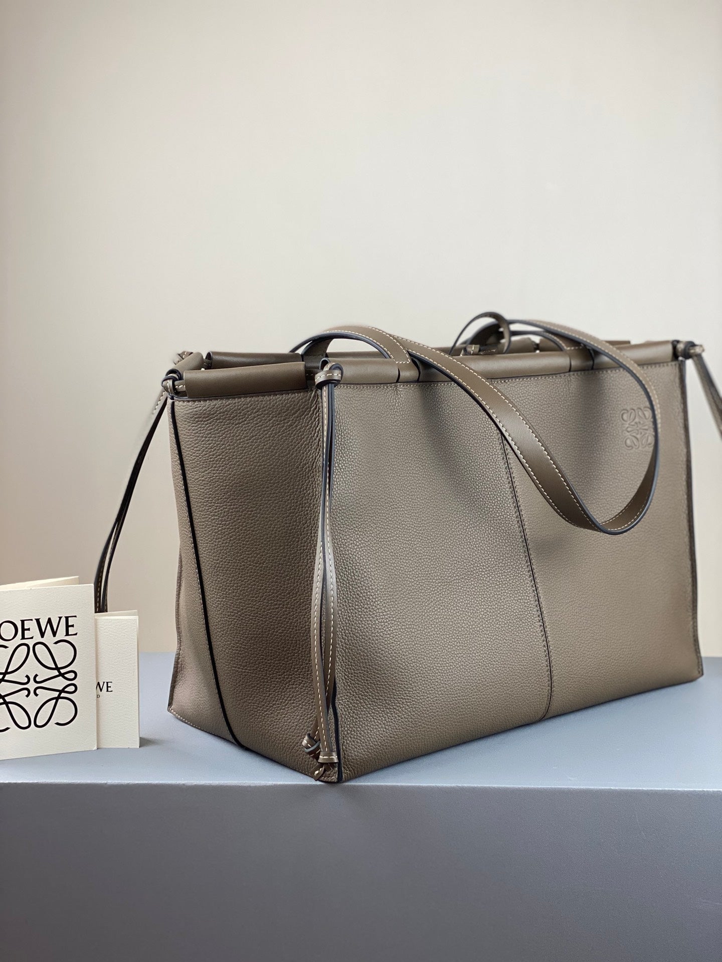 羅L威-Cushion tote 小牛皮 灰色
