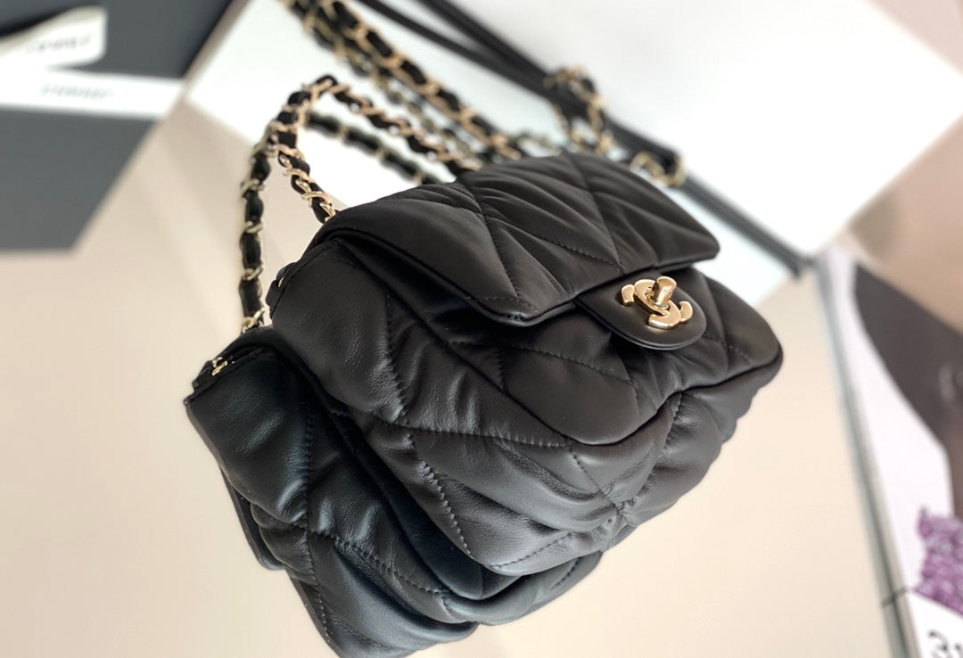 Chanel 度假系列柔軟小牛皮包-黑色