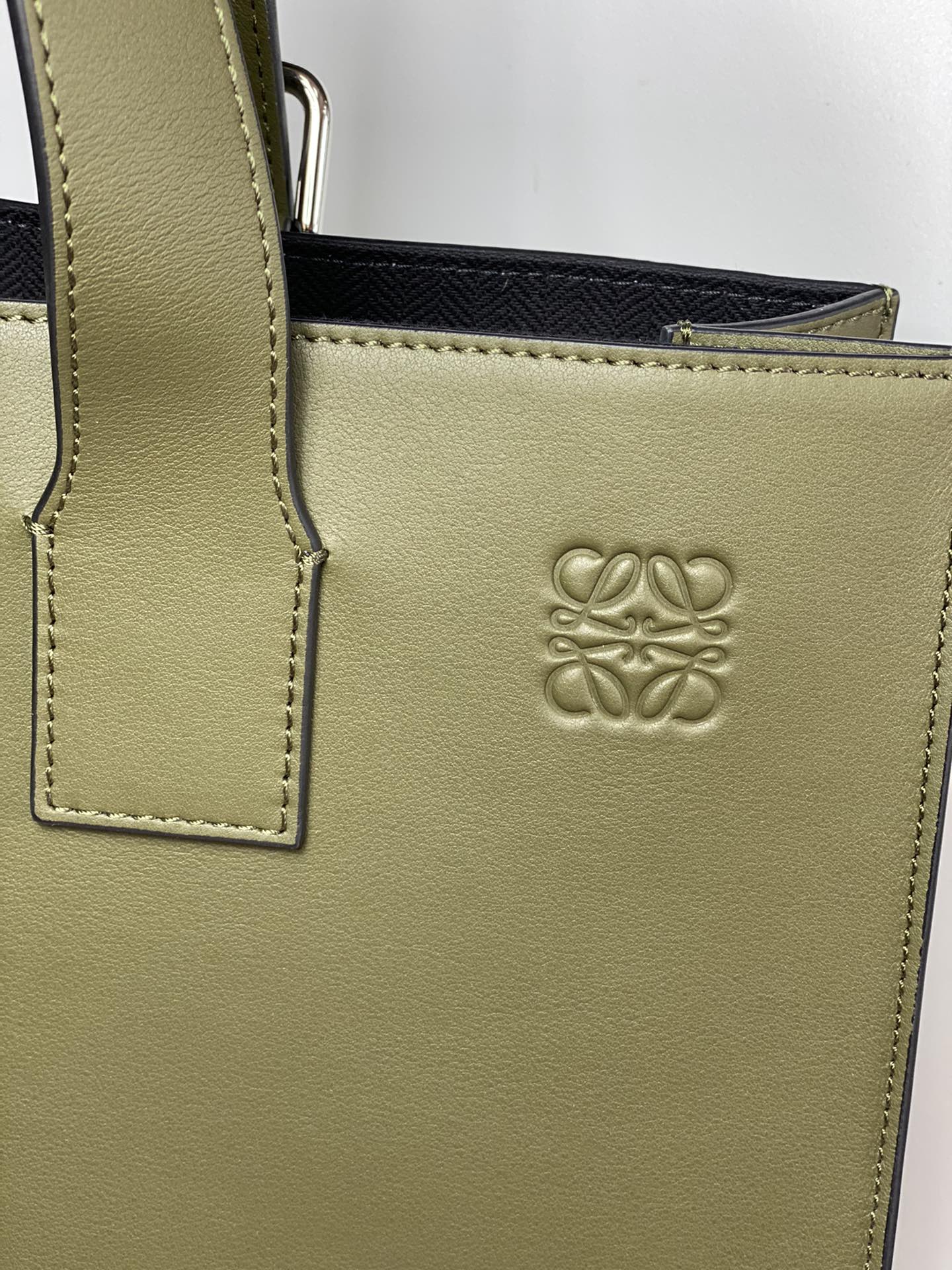 羅L威-Buckle Horizontal Tote 手袋