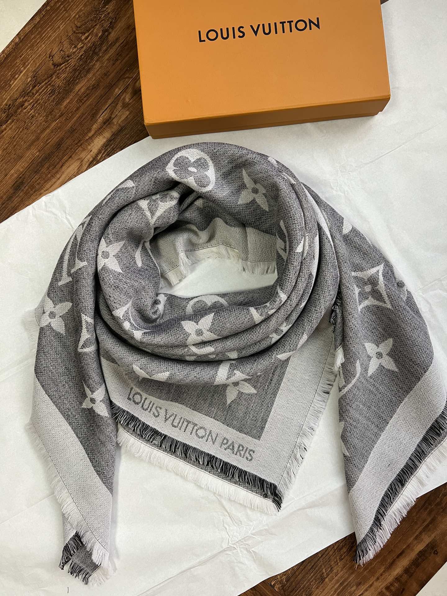 路L家-Monogram方巾 140*140cm 70%羊絨30%真絲 灰色