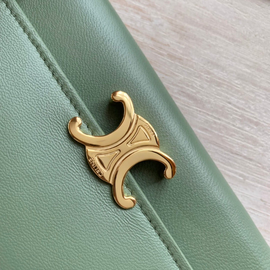 Celine TRIOMPHE 大號亮澤光滑羊皮革翻蓋長夾
