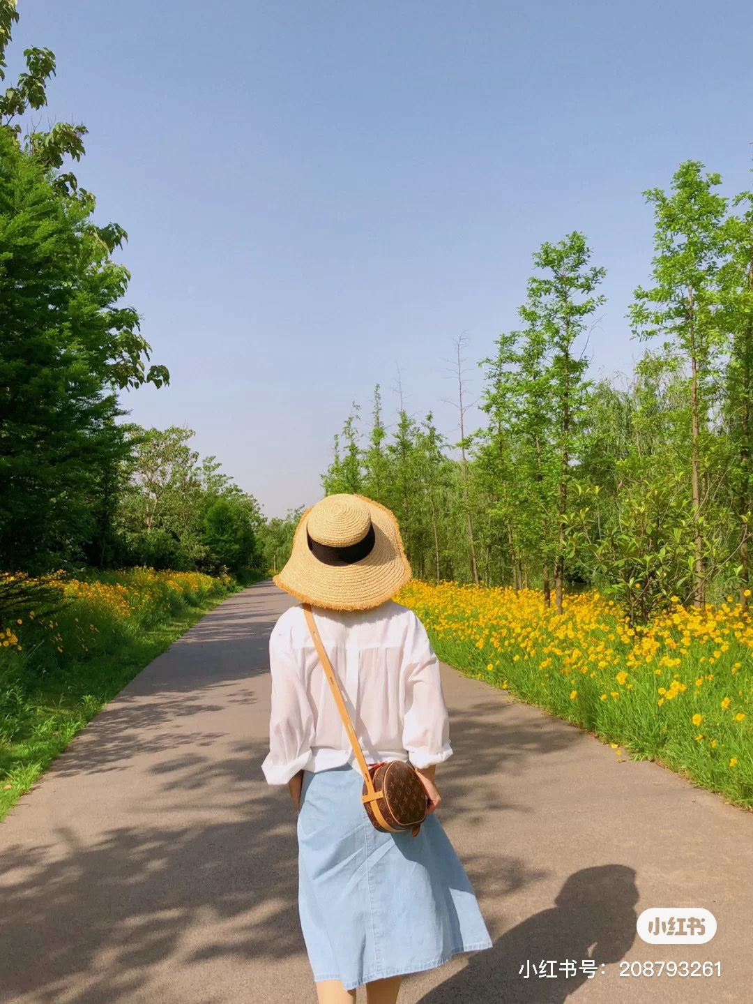 M45149 路L家-BOITE  CHAPEAU SOUPLE 圓餅包 小號 上身照