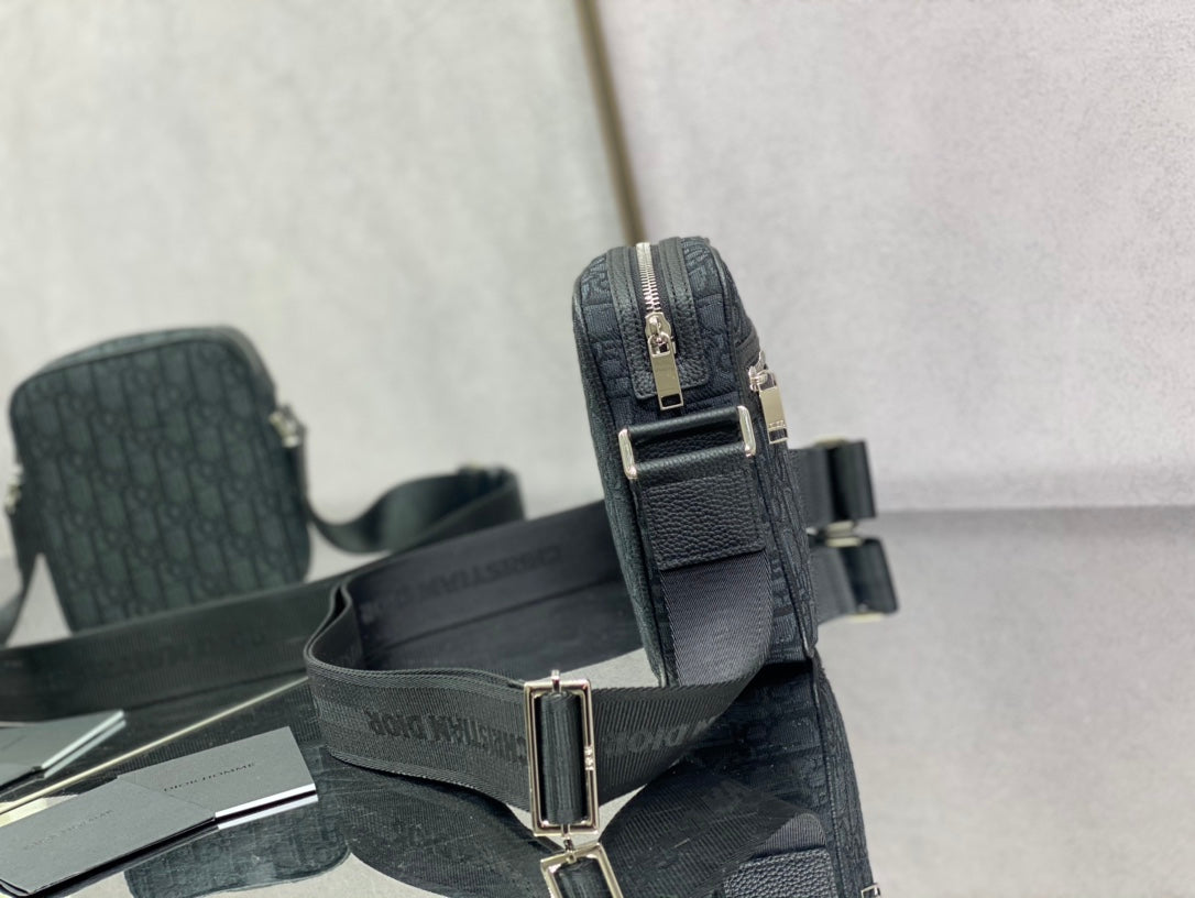 Dior 豎版相機包-15*6*18cm