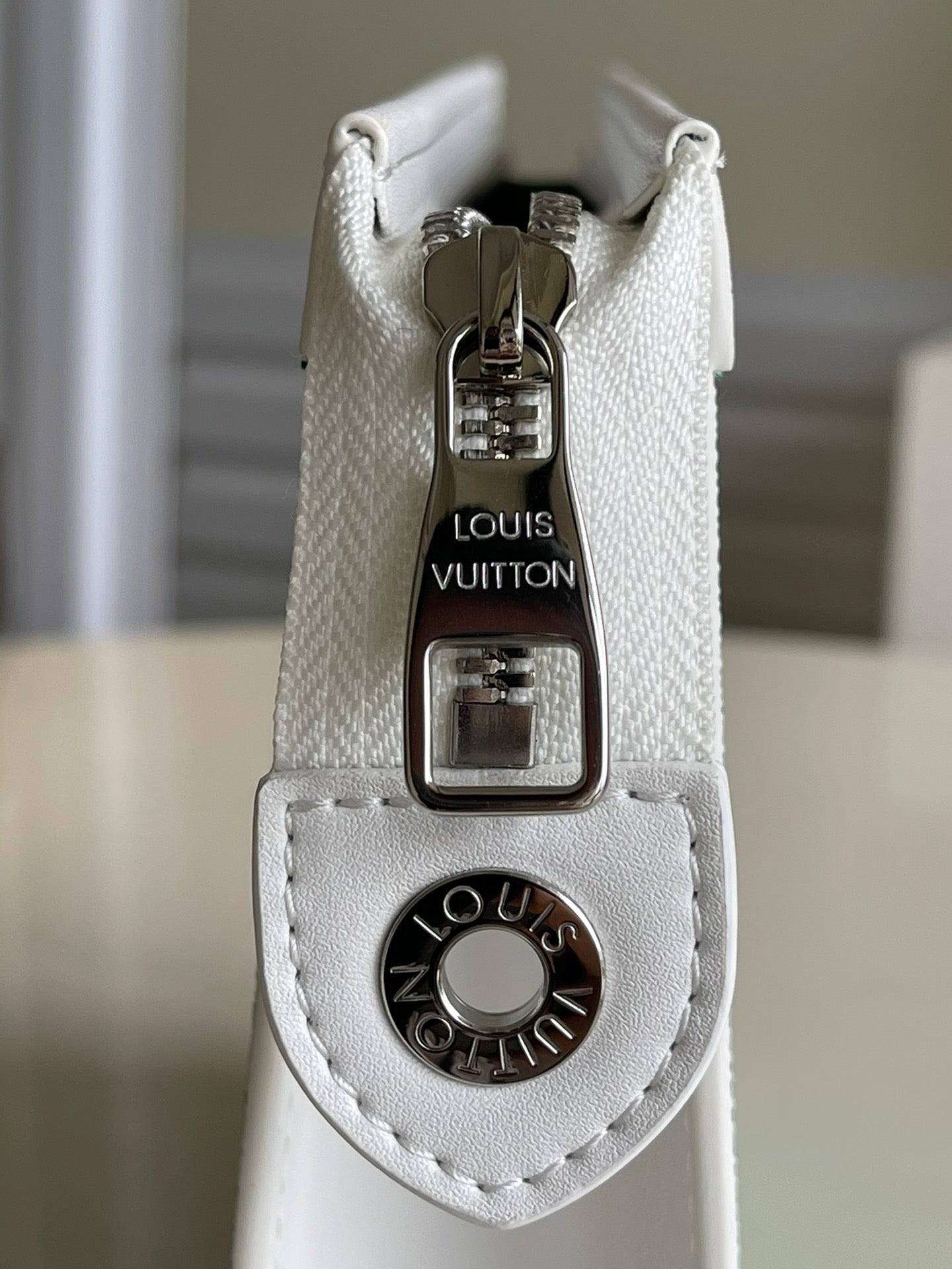 LV M61692字母綠色 經典POCHETTE VOYAGE 中號手袋