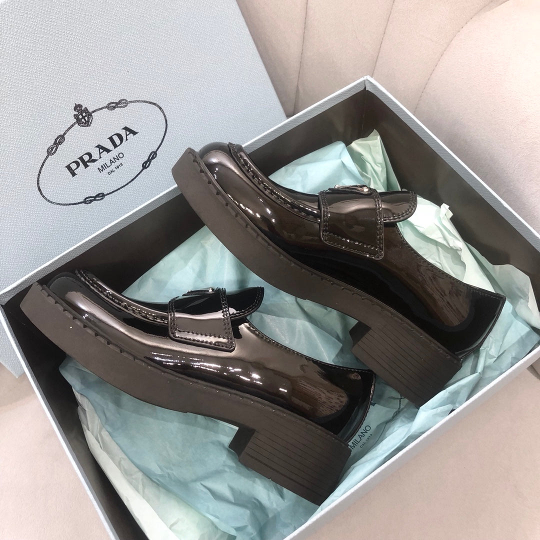 Prada鞋-Parda Loafers 亮皮三角銀字logo 厚底樂福鞋（黑色）