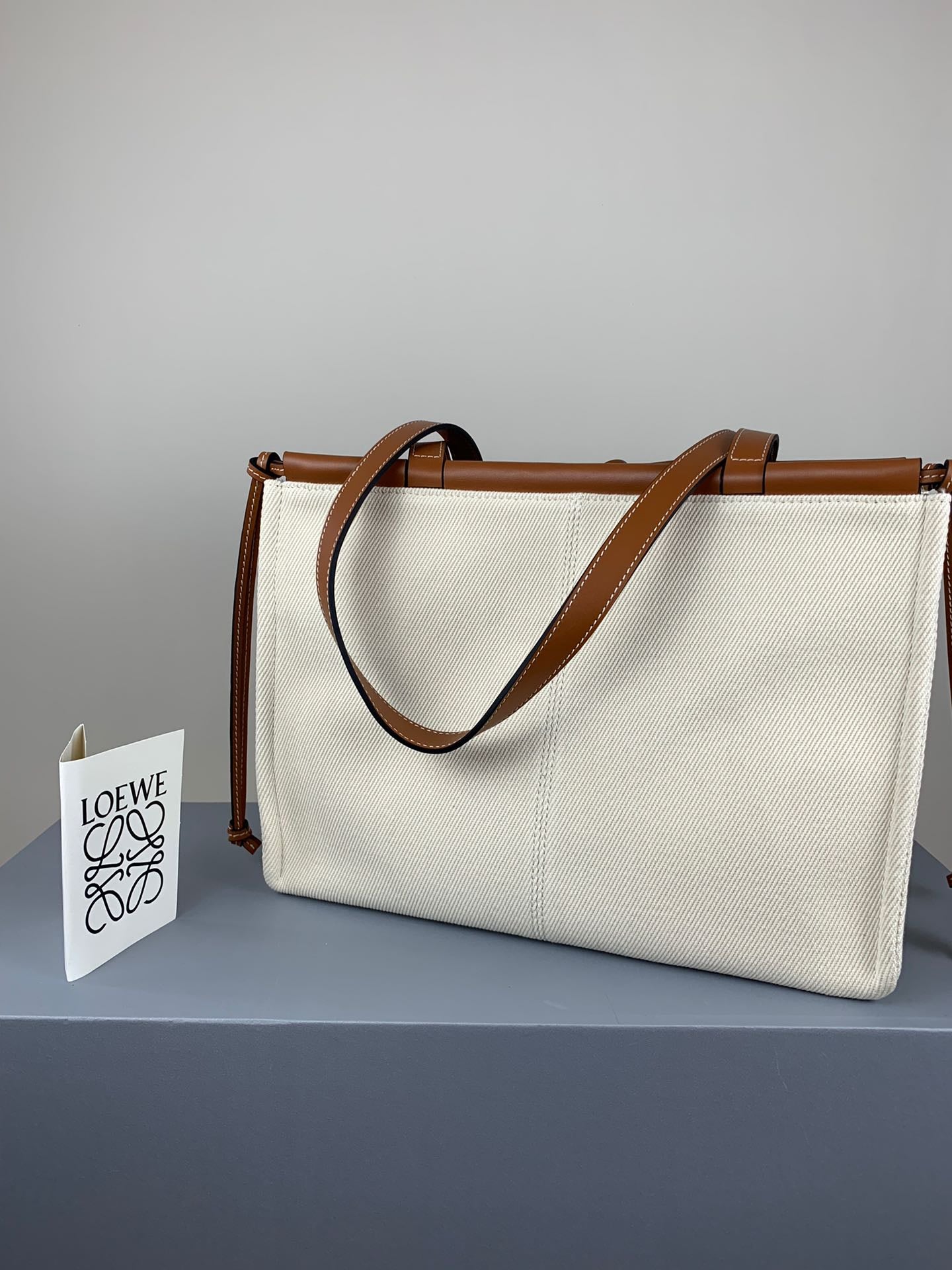 羅L威-Cushion tote 白色棕皮