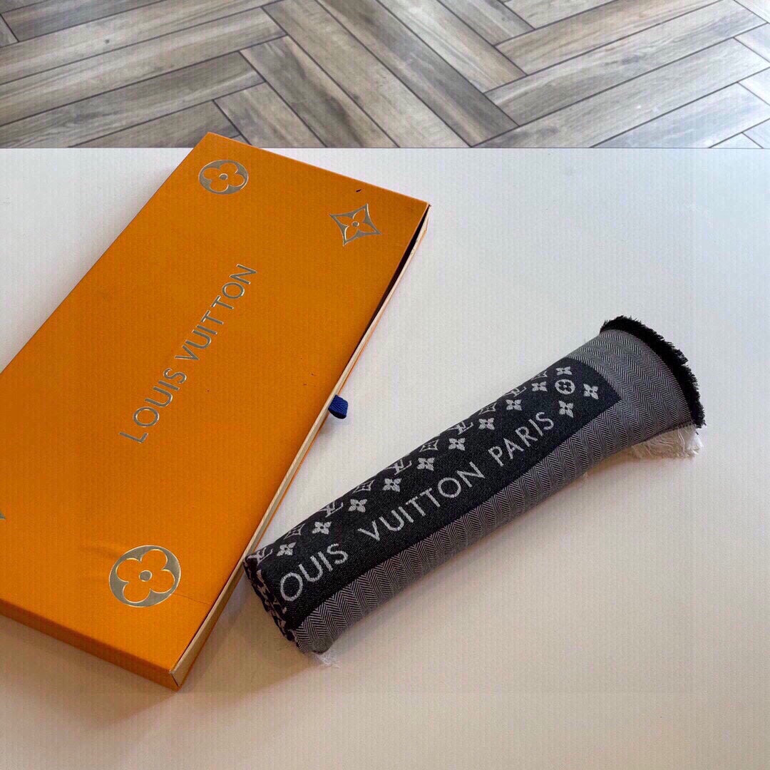 路L家-字母logo提花圍巾 120*120cm 50%羊毛+50%桑蠶絲 黑色
