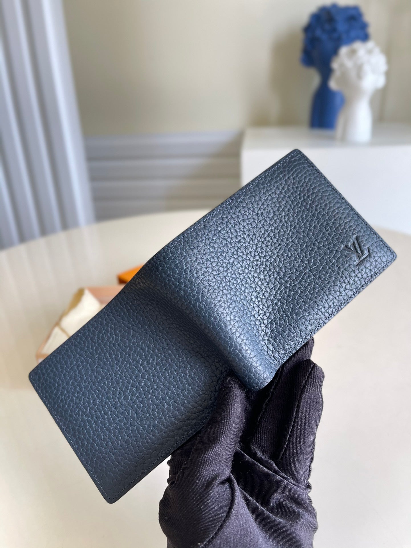 LV M58189藍色荔枝紋短夾
