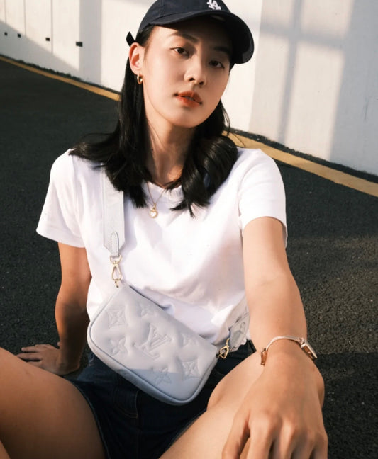 M81399 路L家-Wallet on Strap 手袋 鏈條包 白色 上身照