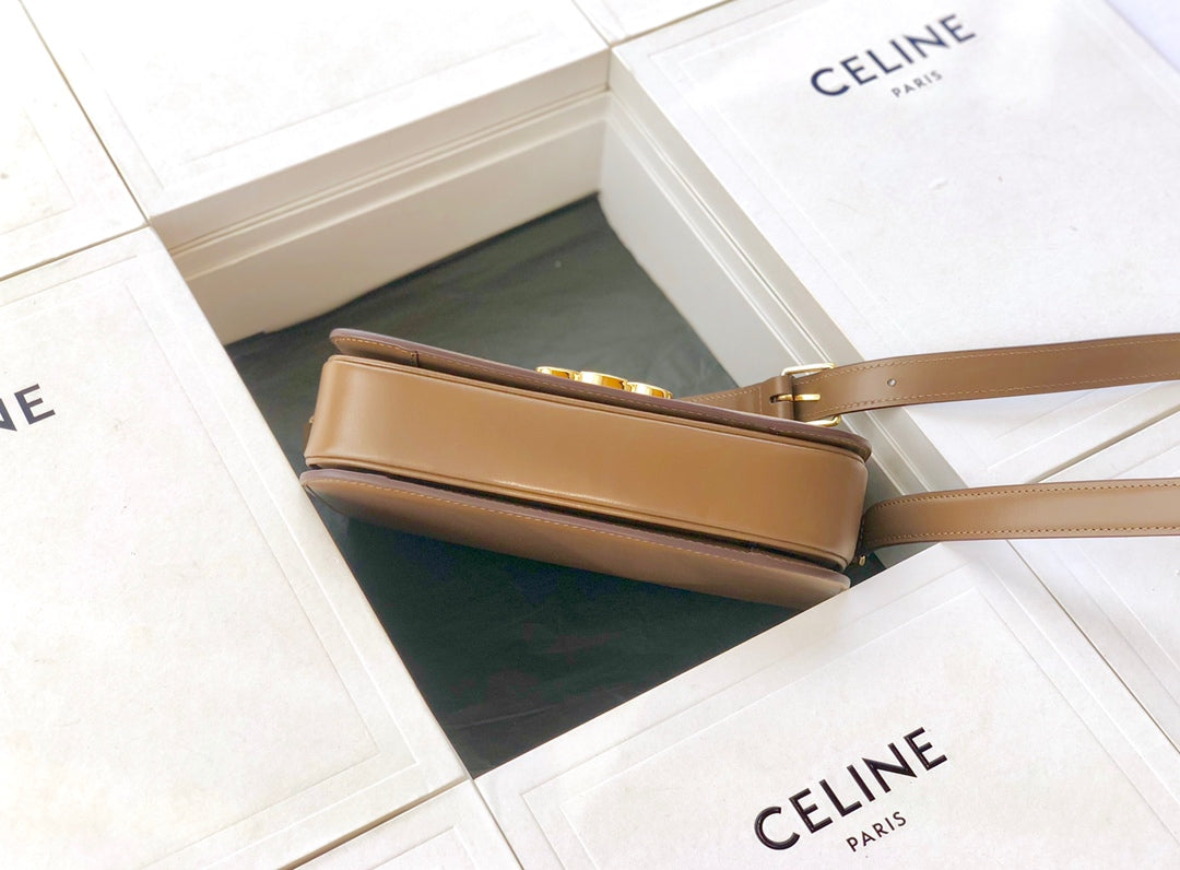 Celine TRIOMPHE 中號小牛皮-咖啡色