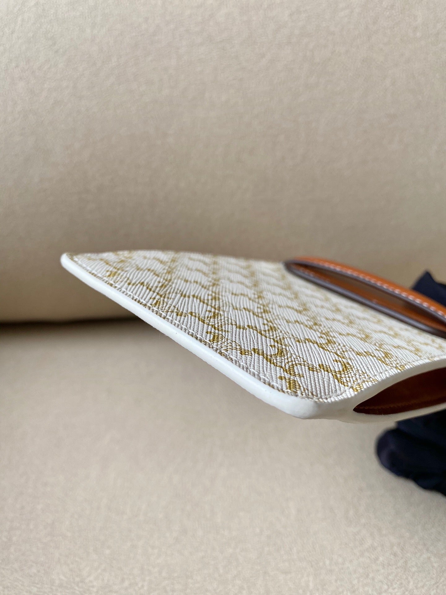 Celine 標誌印花羊皮革翻蓋手機包