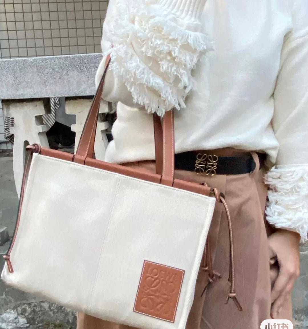 羅L威-Cushion tote 白色棕皮 上身圖