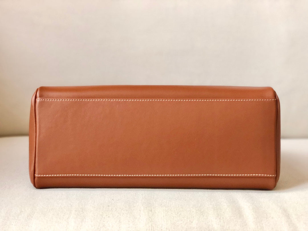 Celine SOFT 16 中號光滑牛皮革手-棕色