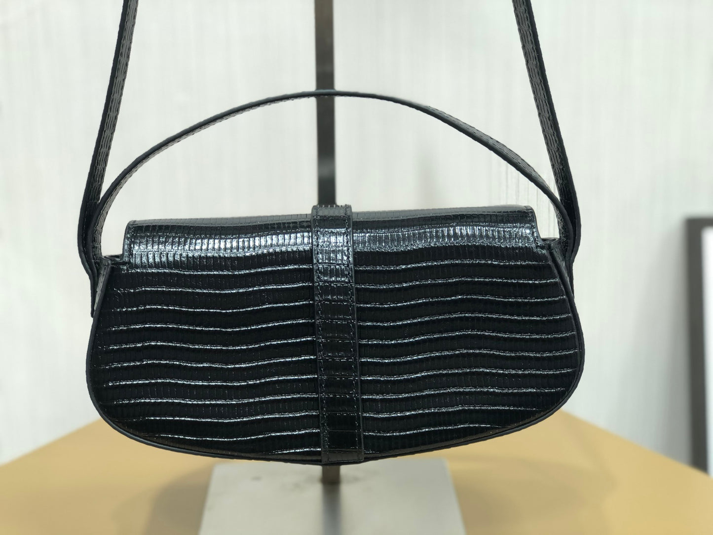 賽C家-Mini Tabou Clutch 鎖頭飾腋下包 黑色 蜥蜴紋牛皮壓紋