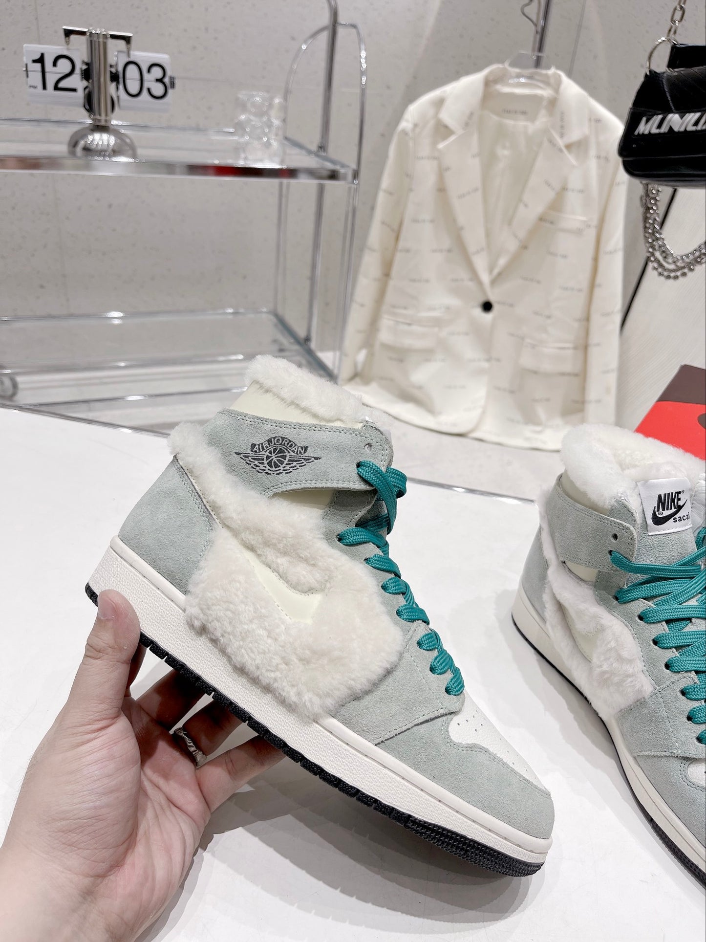 N1KE-WMNS Air Jordan 1 男女同款 毛毛款 灰色