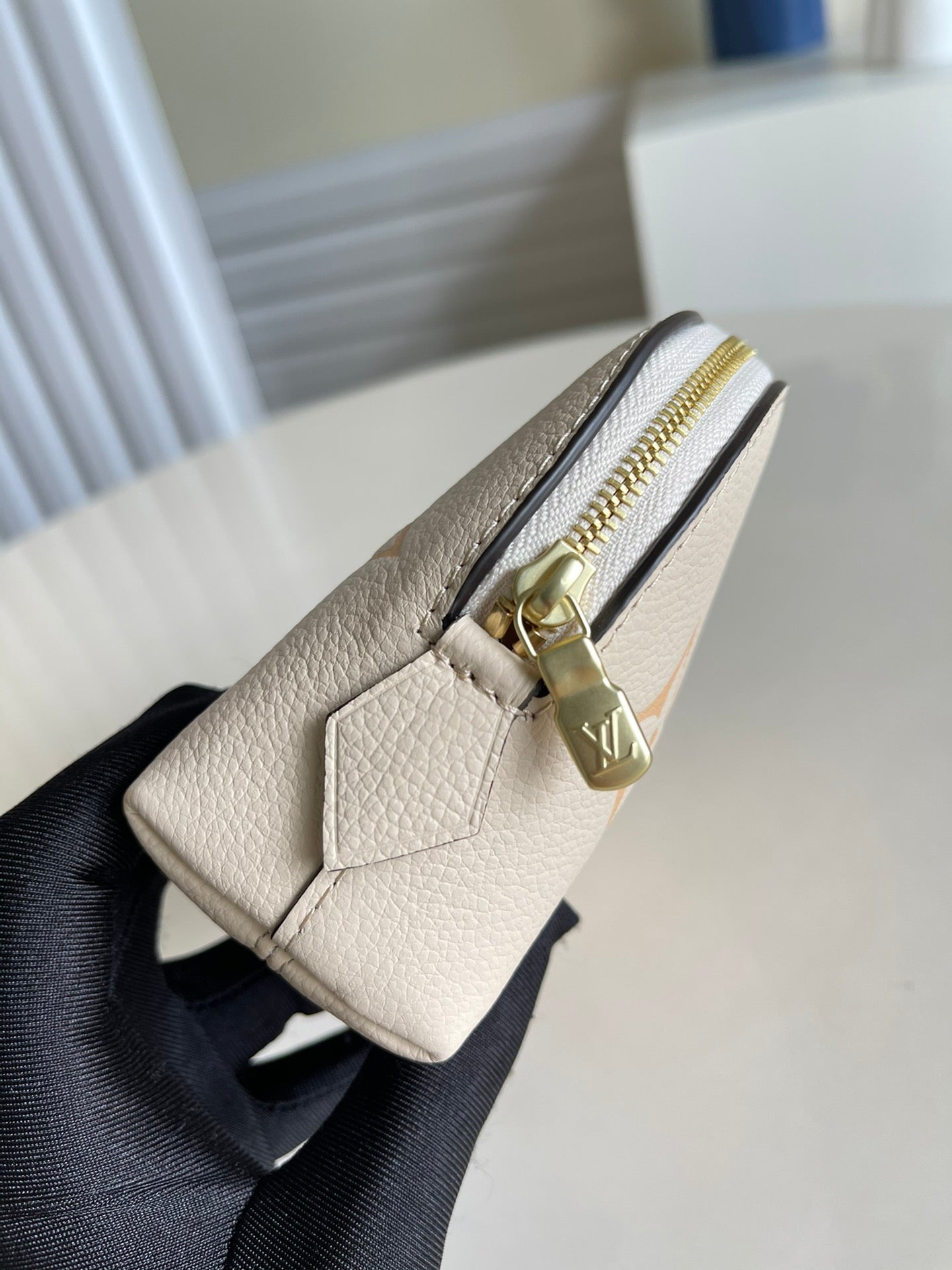 LV M80502香草黃 新款化妝包
