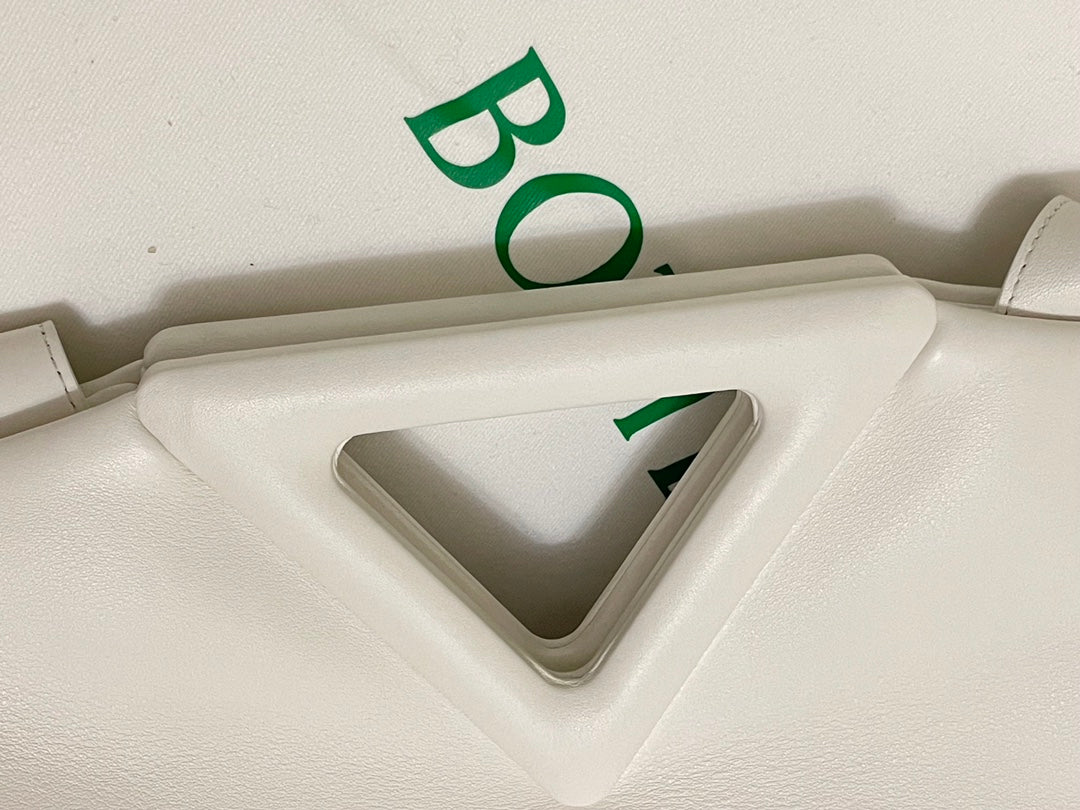 B編織-Point 系列 三角形手提包 31x26x10cm