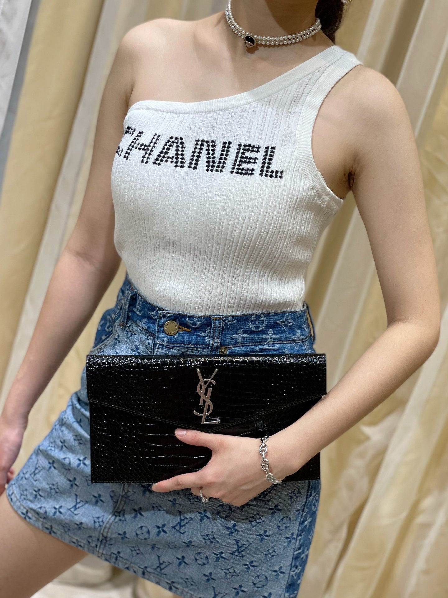 YSL ptown_新品手拿包-黑鱷魚紋銀扣