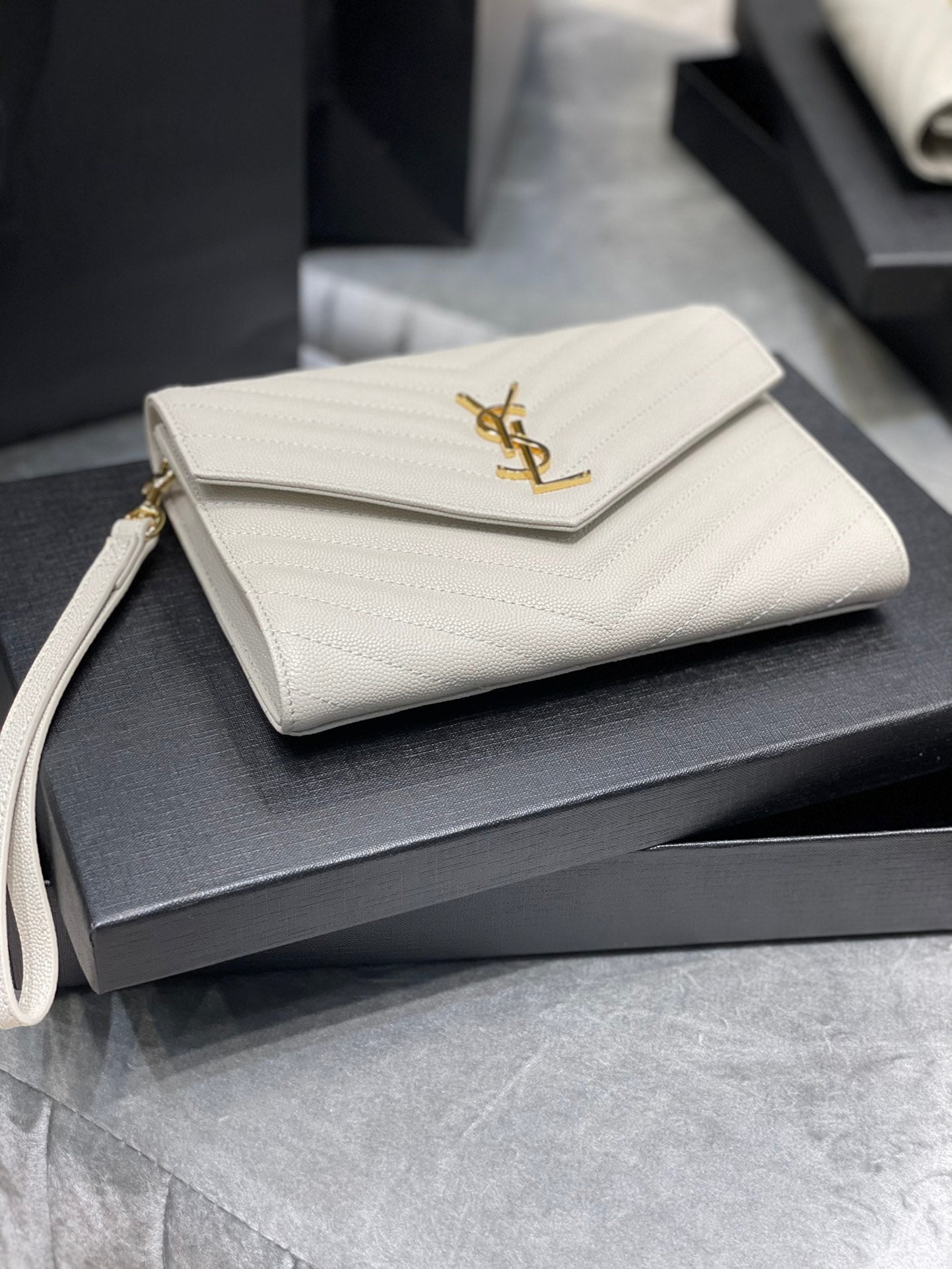 YSL_魚子醬手拿包-白色金扣