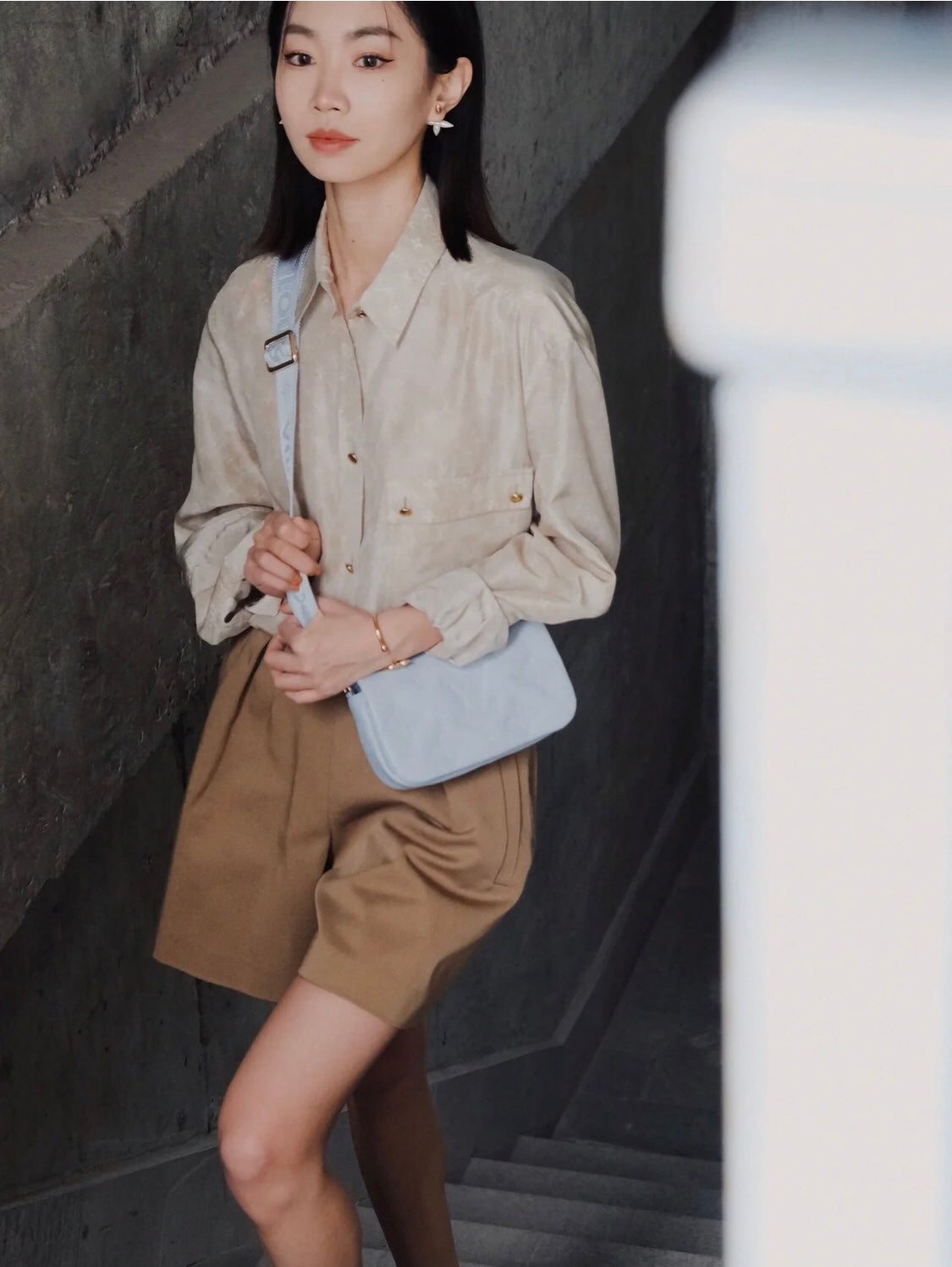 M81399 路L家-Wallet on Strap 手袋 鏈條包 淺藍色 上身照