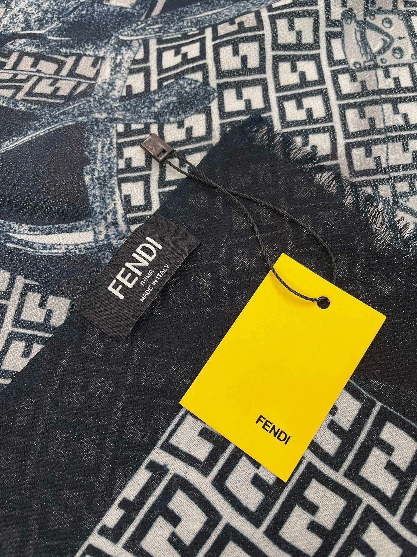 Fendi 羊絨絲巾 大方巾
