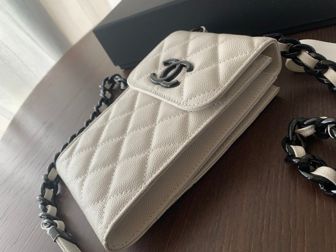 Chanel 手機包-白色球紋牛皮-黑扣