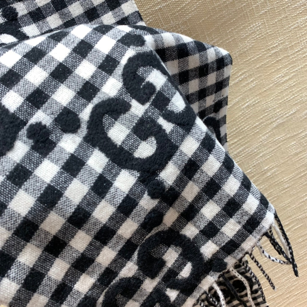 Gucci 新款大LOGO圍巾