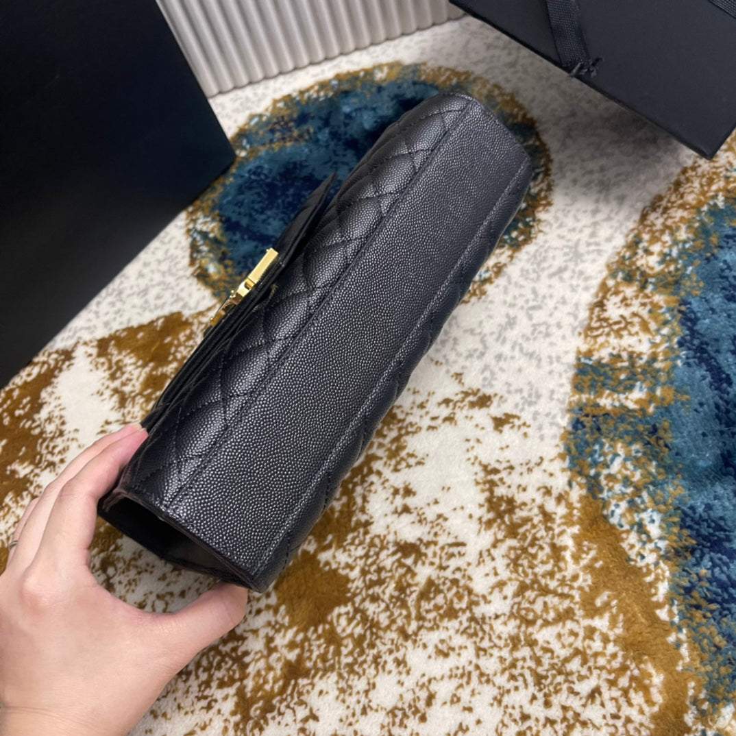 聖Y羅-Monogram魚子醬V型菱格絎縫紋路信封包 中號