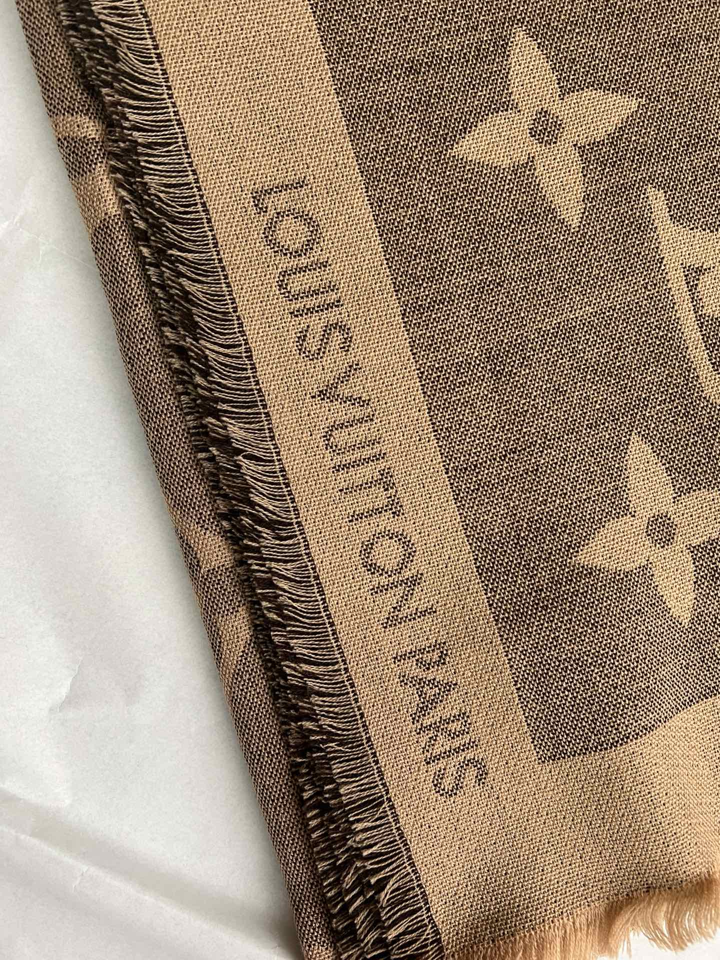 路L家-Monogram方巾 140*140cm 70%羊絨30%真絲 咖色