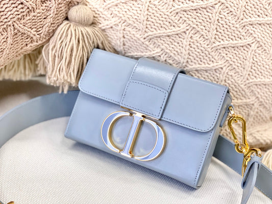 Dior 蒙田 Mini Box-平紋牛皮-珐瑯扣-17.5cm-天藍色