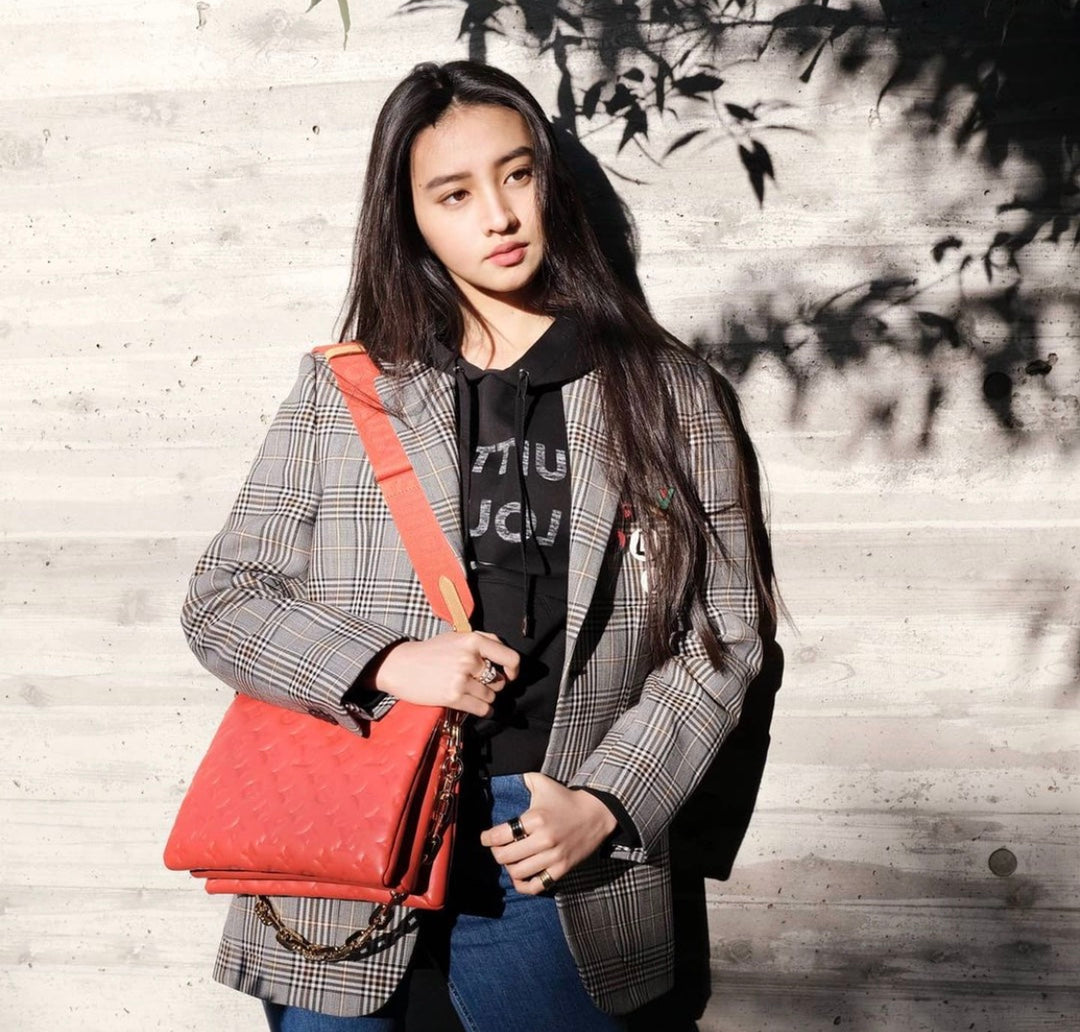 M57792 路L家-Coussin手袋 小號 紅色 上身照
