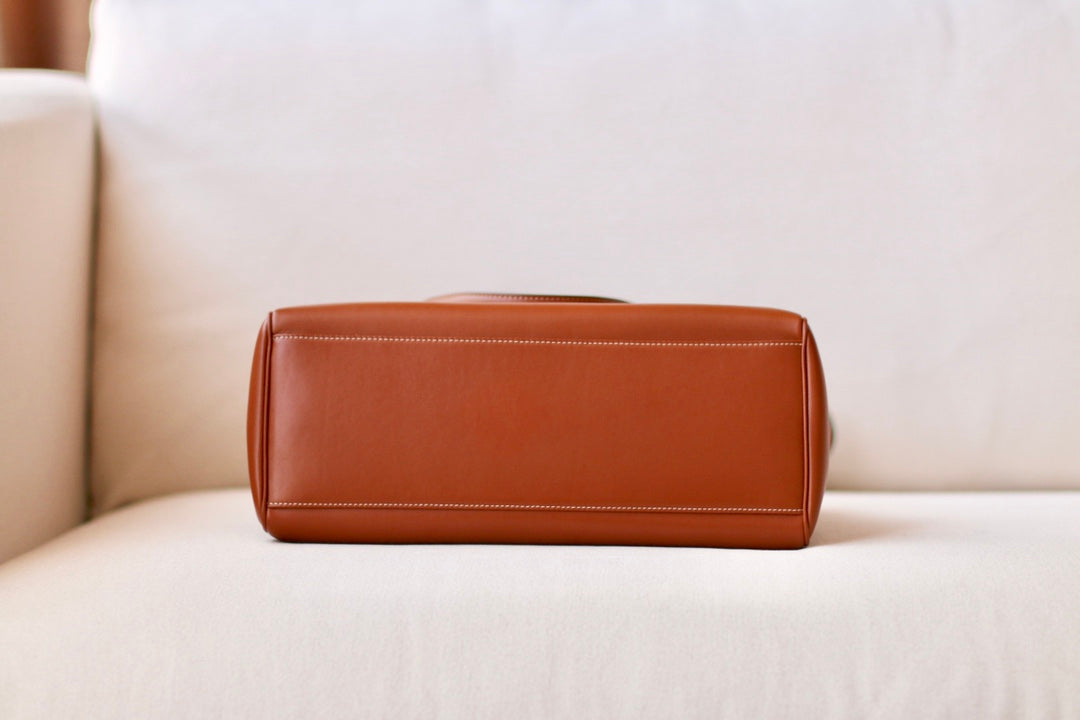 Celine SOFT 16 中號光滑牛皮革手-棕色