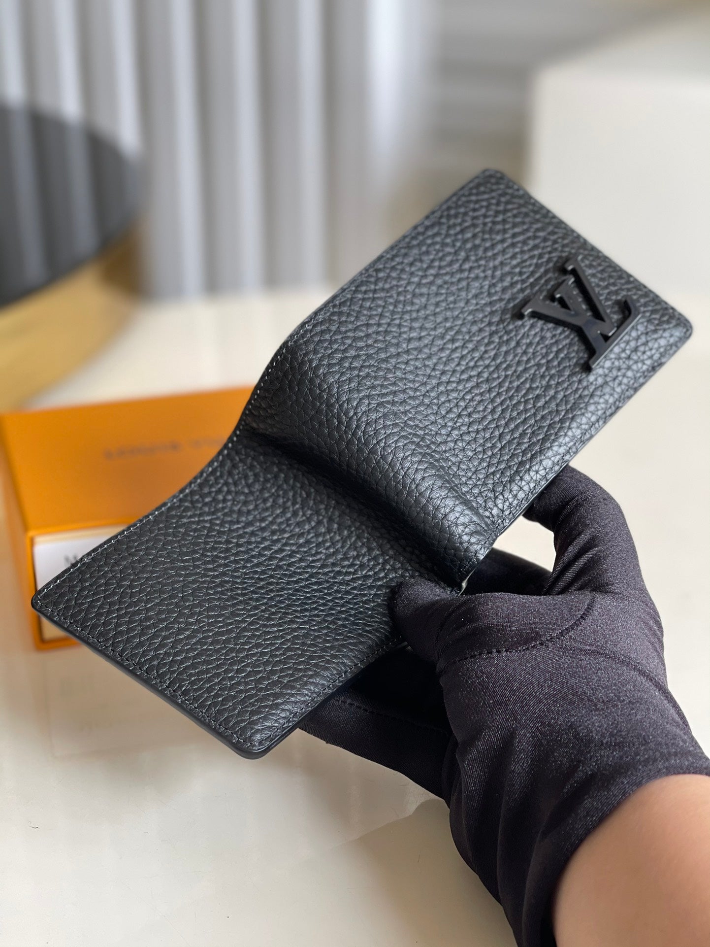 LV M69829 Aerogram Multiple 男款短夾