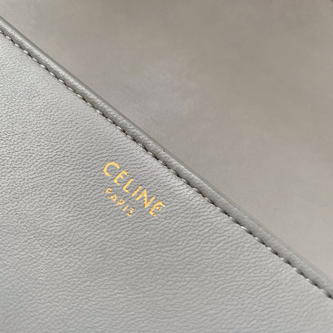 Celine TRIOMPHE 大號亮澤光滑羊皮革翻蓋長夾