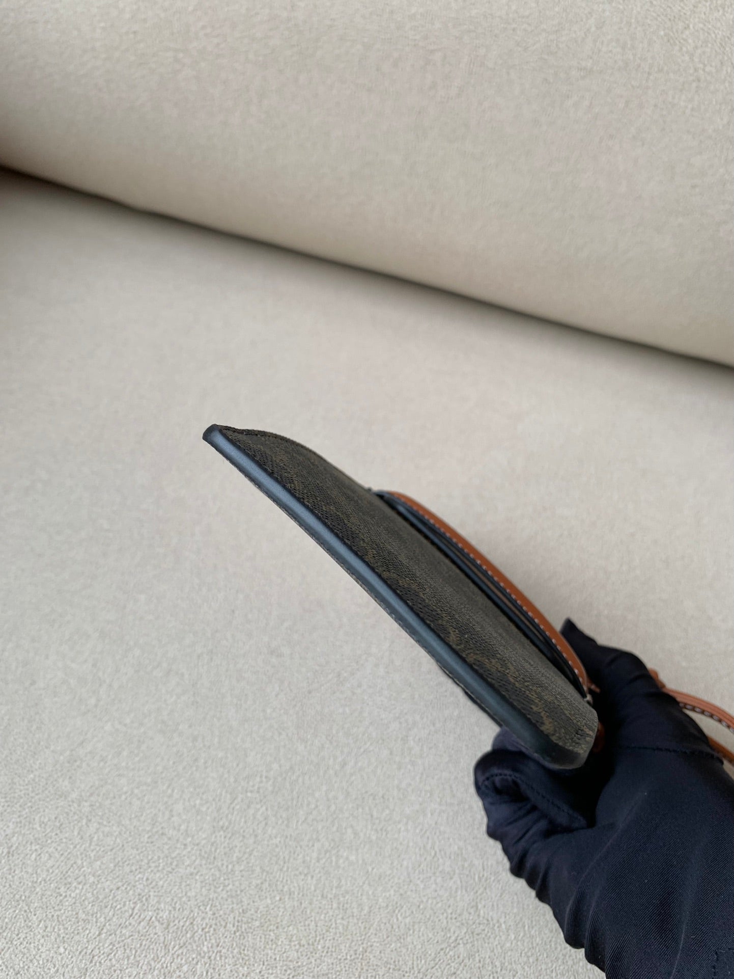 Celine 標誌印花羊皮革翻蓋手機包
