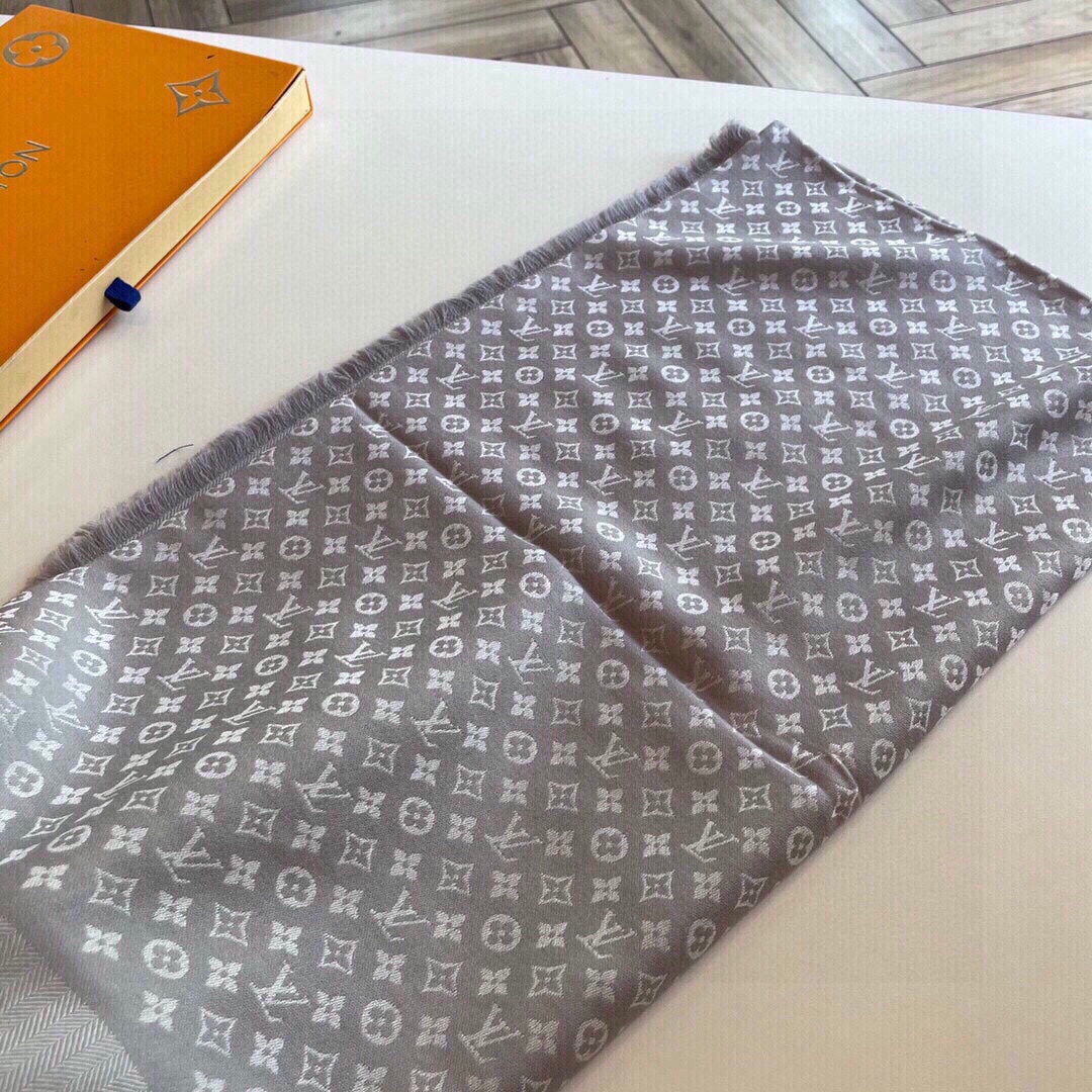 路L家-字母logo提花圍巾 120*120cm 50%羊毛+50%桑蠶絲 灰色