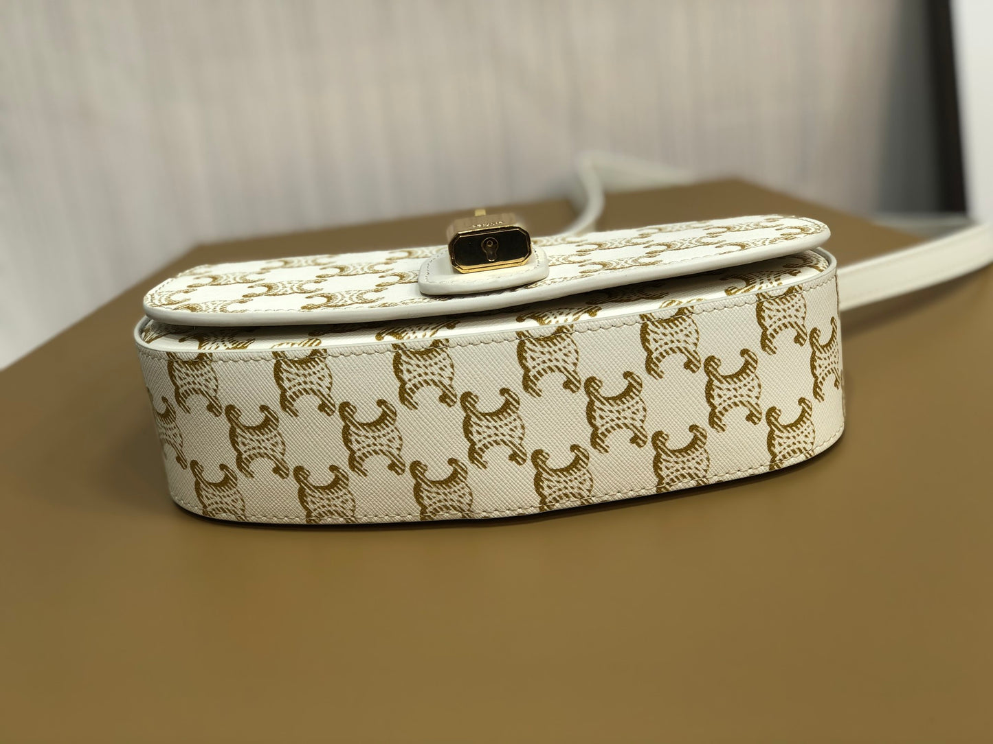賽C家-Mini Tabou Clutch 鎖頭飾腋下包 老花白色