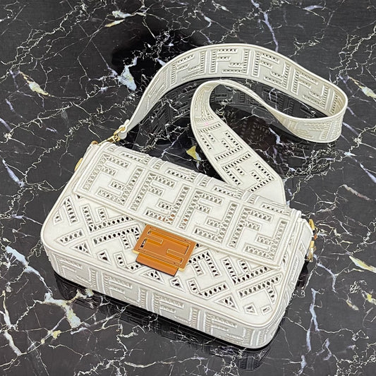 芬F家-Baguette-中型白色刺繡簍空法棍包