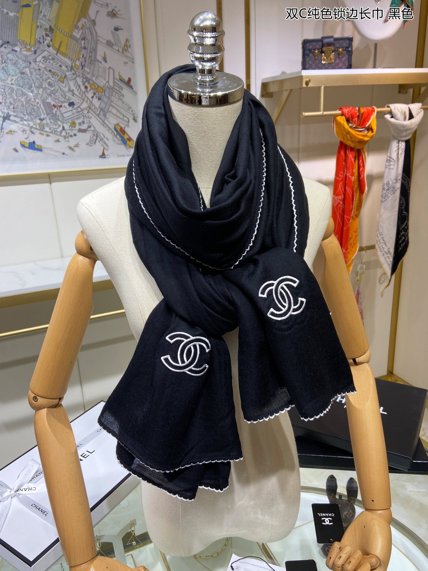 Chanel 純色鎖邊羊絨圍巾