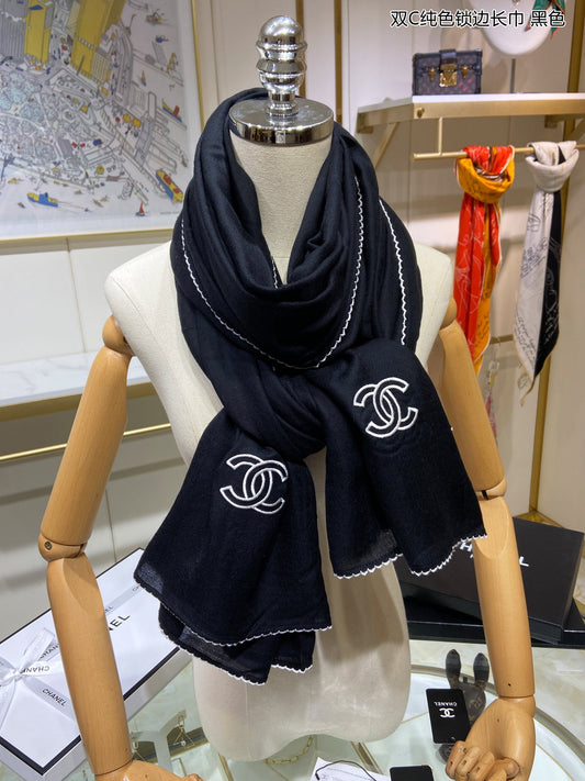 Chanel 純色鎖邊羊絨圍巾