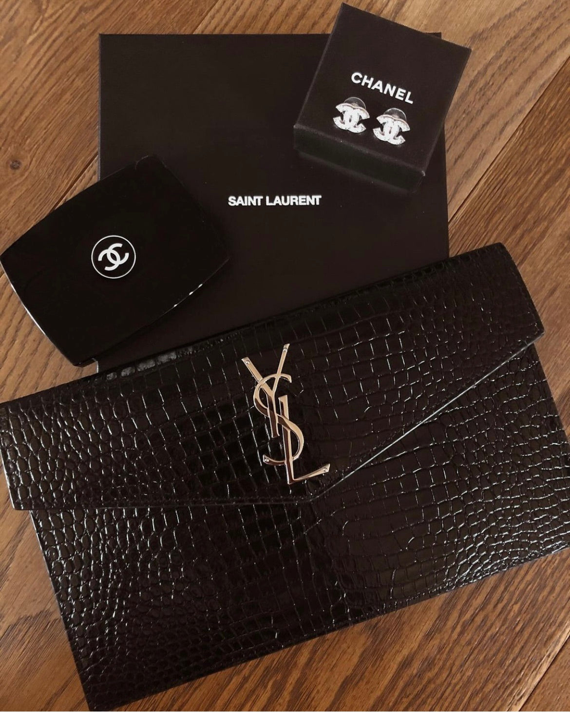 YSL ptown_新品手拿包-黑鱷魚紋銀扣
