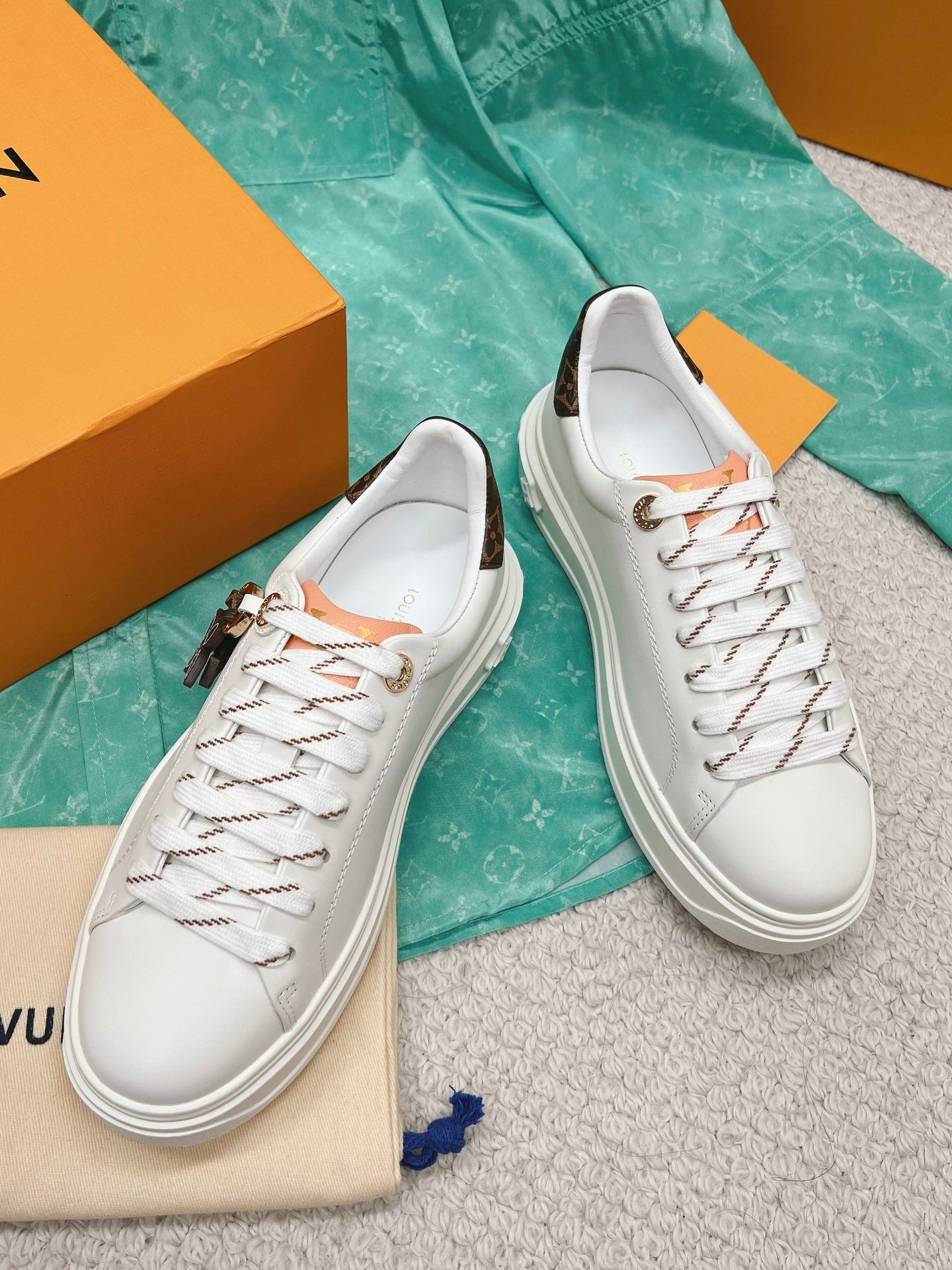 路L家-Vuitton x 草間彌生 經典小白鞋 壓紋白色