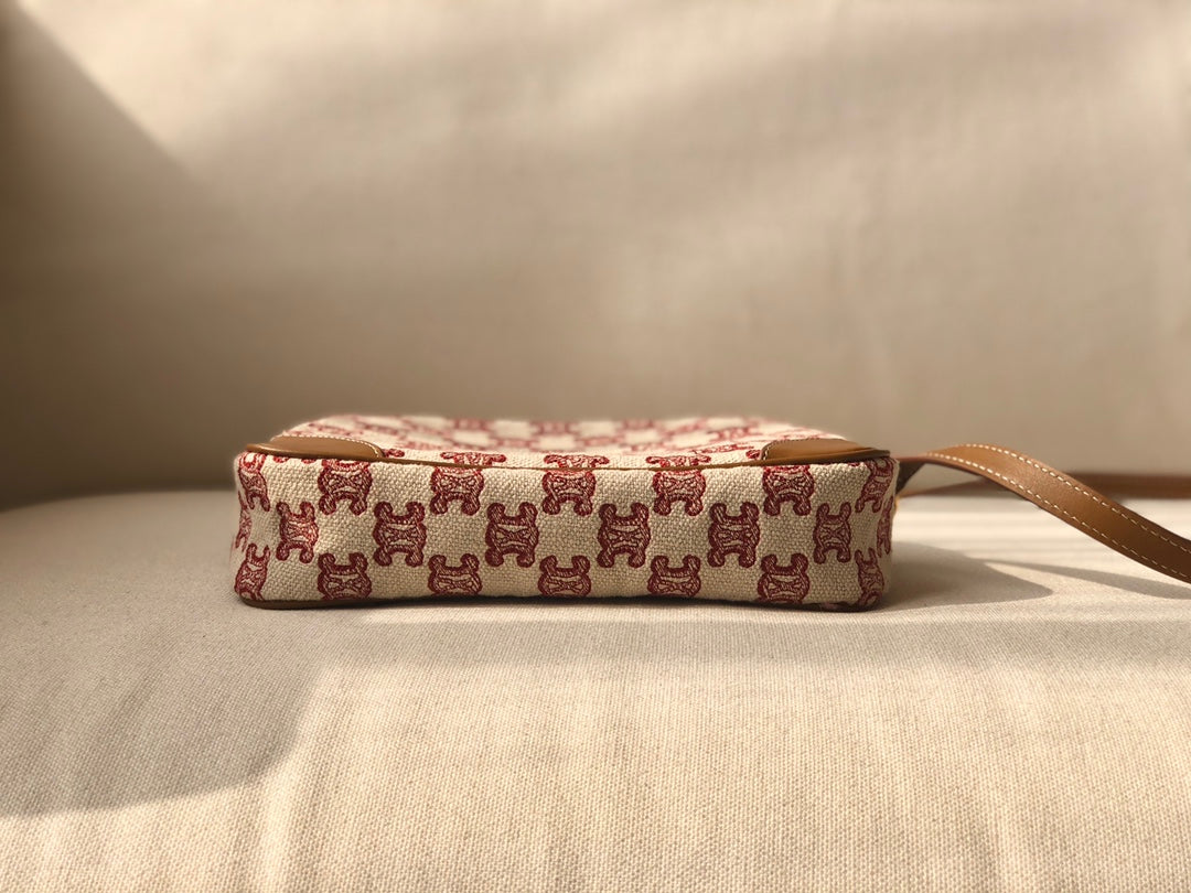 賽C家-TRIOMPHE刺繡織物相機包