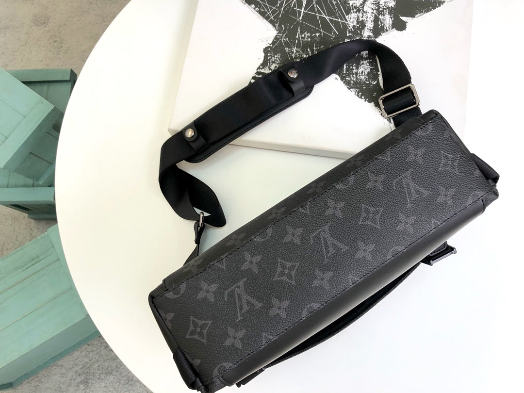 Lou-Monogram Eclipse 郵差包